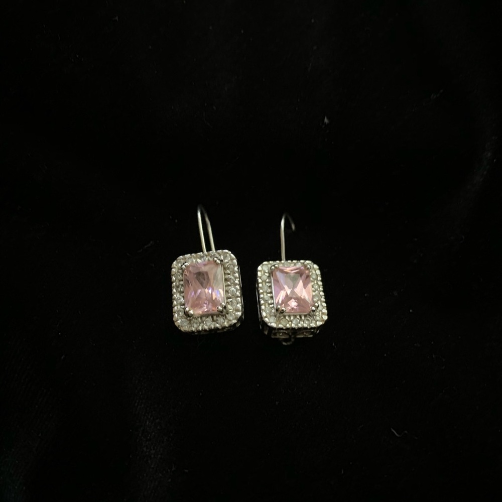 1/2’pink sq. drop earrings, glass chip border